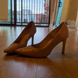 Nude pumps